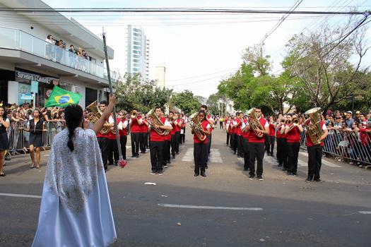 Mais de 4 mil pessoas estiveram no Desfile Cívico de 7 de setembro, em Paranavaí